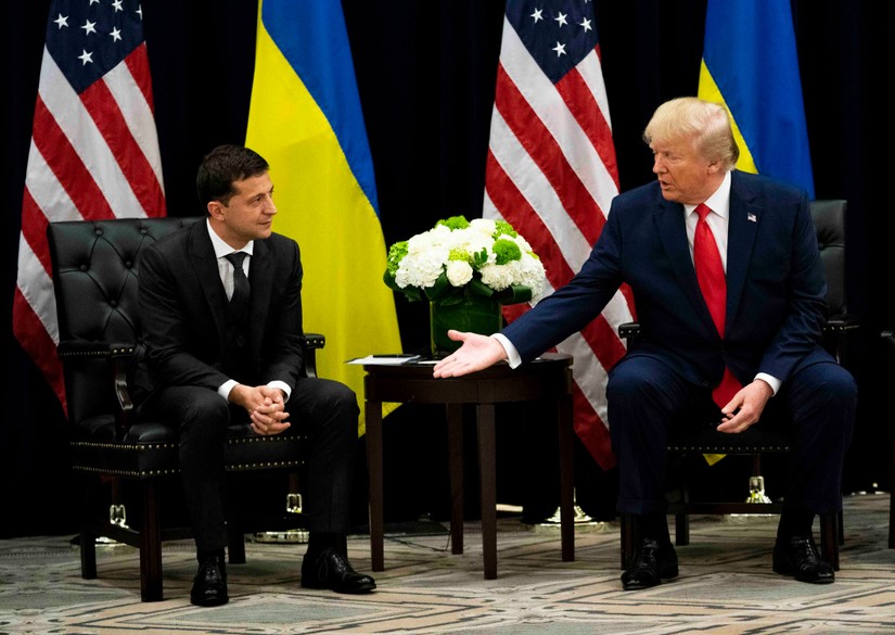 Cựu Tổng thống Mỹ Donald Trump v&agrave; Tổng thống Ukraine Volodymyr Zelensky tại cuộc gặp ở New York, Mỹ, th&aacute;ng 9/2019. Ảnh: New York Times