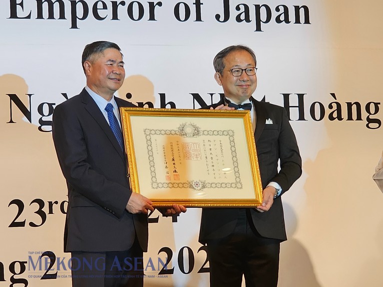 Đại sứ Nhật Bản Yamada Takio trao tặng Hu&acirc;n chương Mặt trời mọc cho cựu Đại sứ Việt Nam tại Nhật Bản Đo&agrave;n Xu&acirc;n Hưng. Ảnh: Ng&acirc;n H&agrave; - Mekong ASEAN