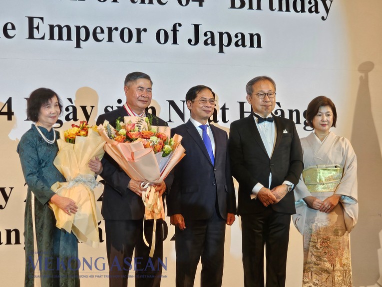 Bộ trưởng Ngoại giao B&ugrave;i Thanh Sơn c&ugrave;ng Đại sứ Nhật Bản tại Việt Nam Yamada Takio v&agrave; cựu Đại sứ Việt Nam tại Nhật Bản Đo&agrave;n Xu&acirc;n Hưng. Ảnh: Ng&acirc;n H&agrave; - Mekong ASEAN