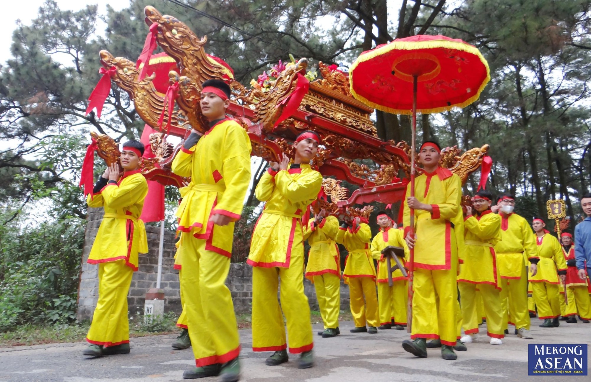 Đo&agrave;n rước với h&agrave;ng ngh&igrave;n người gồm đội rồng, cờ, lọng, b&aacute;t bửu, chấp k&iacute;ch, kiệu ba vị Tam Tổ Tr&uacute;c L&acirc;m...