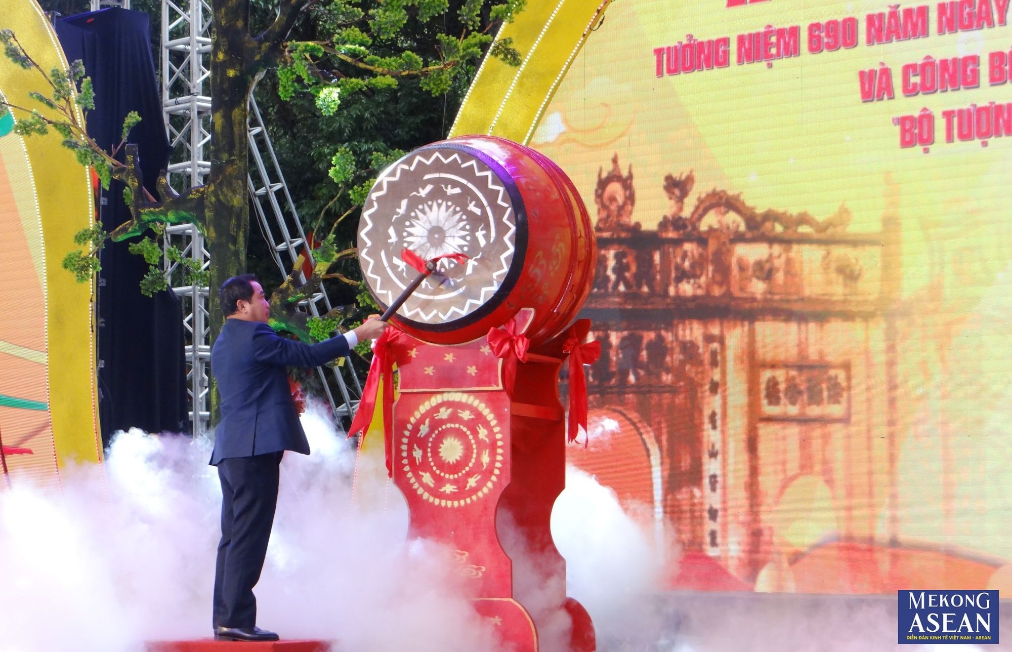 B&iacute; thư Tỉnh ủy Hải Dương Trần Đức Thắng khởi trống khai hội m&ugrave;a xu&acirc;n C&ocirc;n Sơn - Kiếp Bạc năm 2024.