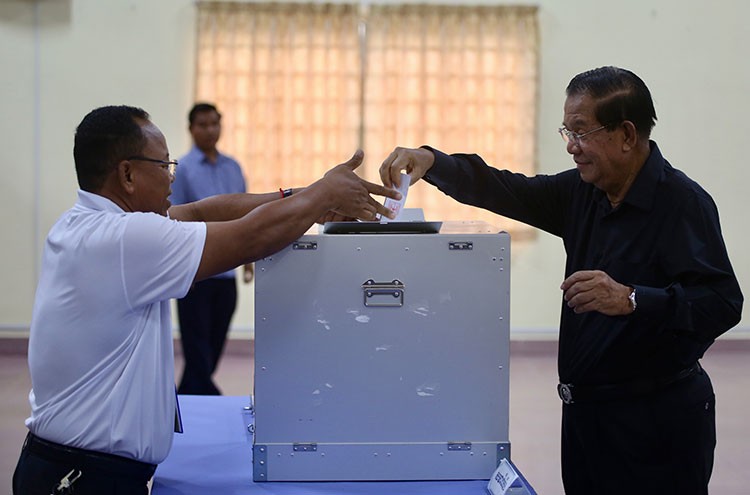 &Ocirc;ng Hun Sen bỏ l&aacute; phiếu v&agrave;o h&ograve;m. Ảnh: Khmer Times