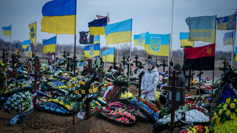 Người th&acirc;n của một binh sĩ Ukraine đ&atilde; tử trận đến viếng mộ ở Odessa, Ukraine, ng&agrave;y 25/2. Ảnh: Getty Images