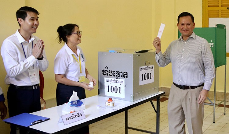 Thủ tướng Campuchia Hun Manet thực hiện bỏ phiếu tại điểm bỏ phiếu ở Phnom Penh, ng&agrave;y 25/2. Ảnh: Khmer Times