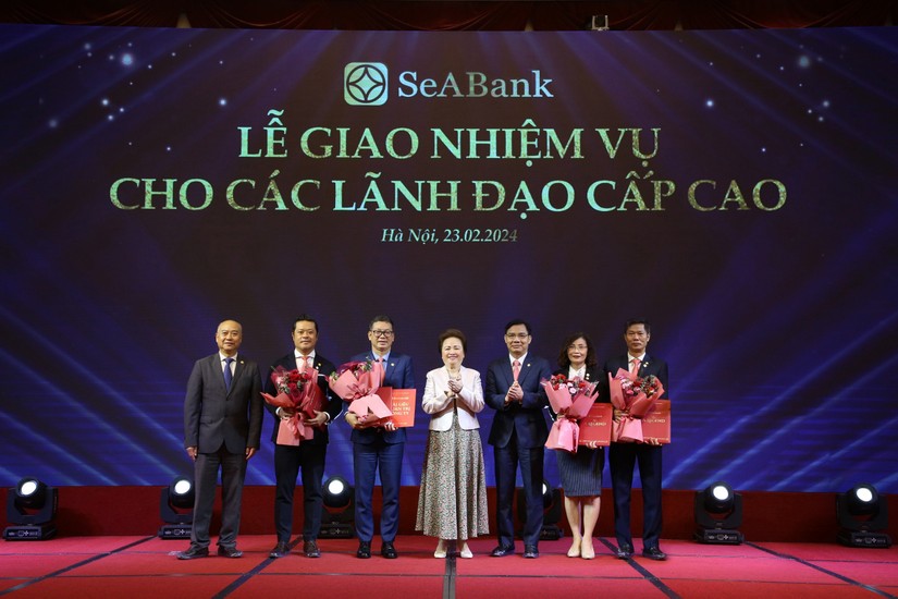 SeABank kiện to&agrave;n bộ m&aacute;y nh&acirc;n sự cấp cao với sự tham gia của c&aacute;c th&agrave;nh vi&ecirc;n gi&agrave;u kinh nghiệm, c&oacute; th&acirc;m ni&ecirc;n cống hiến l&agrave;m việc l&acirc;u năm.