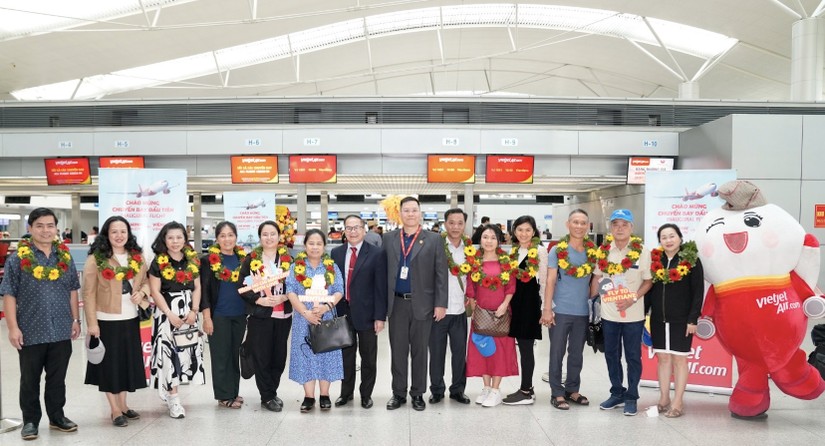 L&atilde;nh đạo Vietjet đ&oacute;n kh&aacute;ch bay chặng bay mới TP HCM - Vientiane (L&agrave;o).