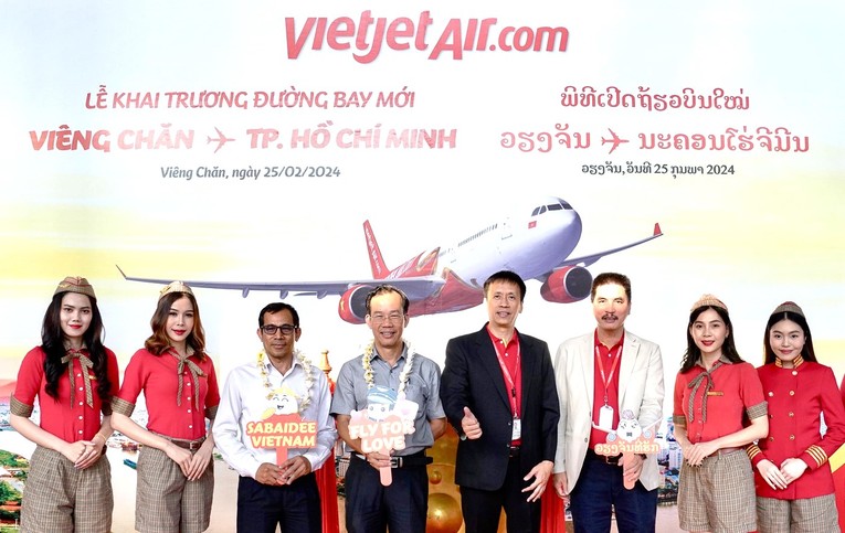 Ph&oacute; Tổng gi&aacute;m đốc Vietjet Nguyễn Thanh Sơn tặng hoa v&agrave; qu&agrave; lưu niệm cho những h&agrave;nh kh&aacute;ch đầu ti&ecirc;n.