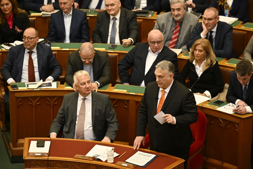 Thủ tướng Hungary Viktor Orban trong cuộc bỏ phiếu tại Quốc hội ng&agrave;y 26/2. Ảnh: AP
