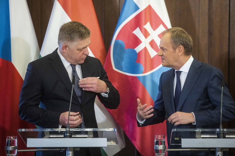 Thủ tướng Slovakia Robert Fico (tr&aacute;i) v&agrave; Thủ tướng Ba Lan Donald Tusk (phải), trong cuộc họp b&aacute;o ở Praha, Czech, ng&agrave;y 27/2. Ảnh: Bloomberg.
