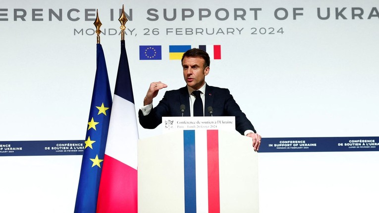 Tổng thống Ph&aacute;p Emmanuel Macron ph&aacute;t biểu tại cuộc họp b&aacute;o ng&agrave;y 26/2. Ảnh: AP