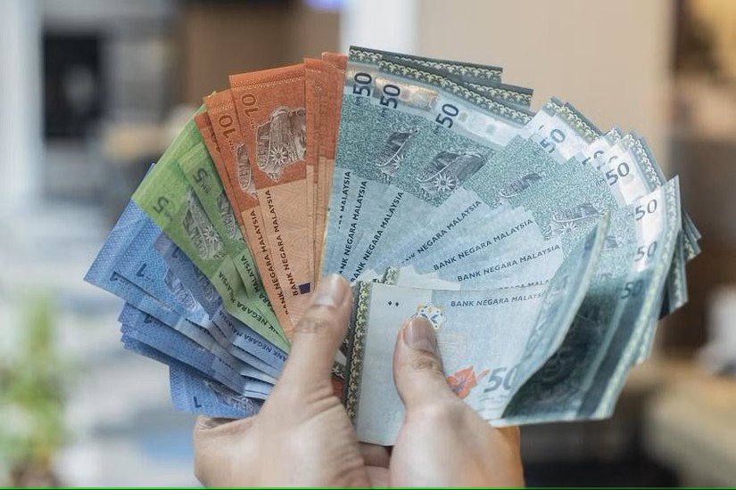 Đồng ringgit của Malaysia chạm ngưỡng thấp nhất trong 26 năm qua v&agrave;o ng&agrave;y 20/2 khi đồng tiền của Malaysia đ&atilde; giảm gần 0,3% xuống gần 4,8 so với USD. Ảnh: Strait Times