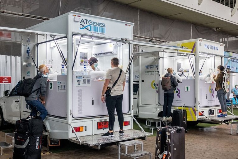 Nh&acirc;n vi&ecirc;n y tế x&eacute;t nghiệm Covid-19 cho du kh&aacute;ch tại s&acirc;n bay quốc tế Phuket. Ảnh: AFP/Getty Images