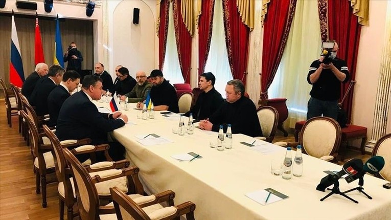 Ph&aacute;i đo&agrave;n Nga (tr&aacute;i) v&agrave; Ukraine đ&agrave;m ph&aacute;n tại Belarus h&ocirc;m 28/2. Ảnh: Bộ Ngoại giao Belarus.