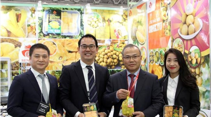 Đại sứ Việt Nam tại Nhật Bản Vũ Hồng Nam (thứ hai từ phải sang) giới thiệu n&ocirc;ng sản Việt Nam với kh&aacute;ch tham quan. Ảnh:TTXVN.