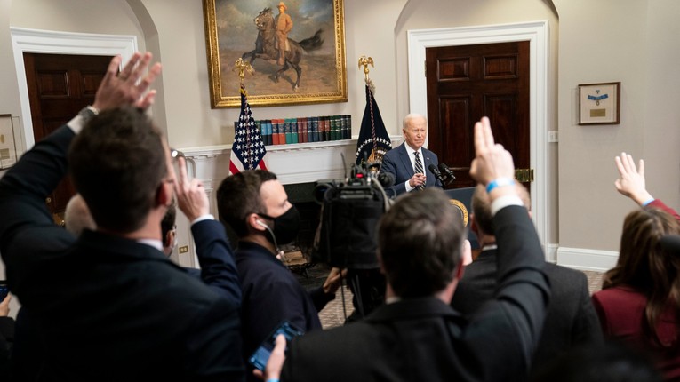 &Ocirc;ng Biden cũng đ&atilde; k&yacute; một lệnh h&agrave;nh ph&aacute;p cấm nhập khẩu thủy sản, rượu v&agrave; kim cương phi c&ocirc;ng nghiệp của Nga v&agrave; cấm xuất khẩu h&agrave;ng h&oacute;a xa xỉ của Mỹ sang Nga. Ảnh: Reuters