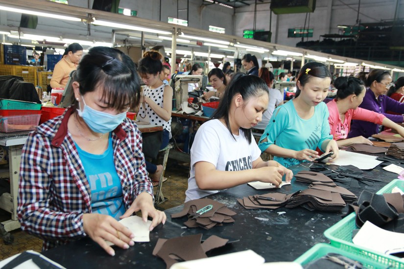 C&ocirc;ng nh&acirc;n phải tăng ca với mức lương kh&ocirc;ng đủ sống. Ảnh: NLĐ.