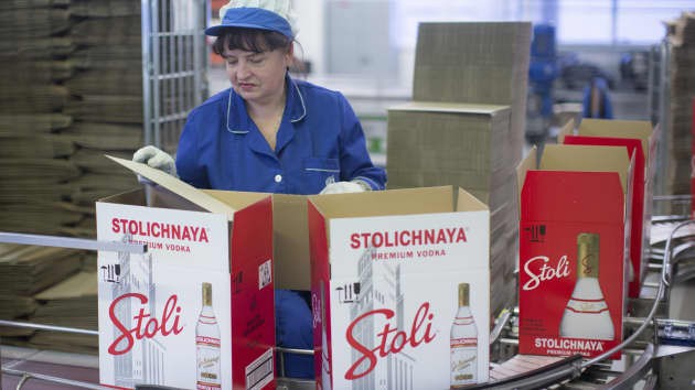 C&ocirc;ng nh&acirc;n đ&oacute;ng th&ugrave;ng rượu vodka Stolichnaya. Ảnh: Getty Images