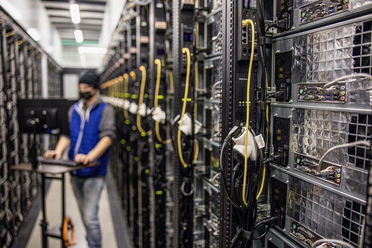 C&aacute;c gi&agrave;n khai th&aacute;c tiền điện tử ở Cluj-Napoca, Romania. Ảnh: Bloomberg