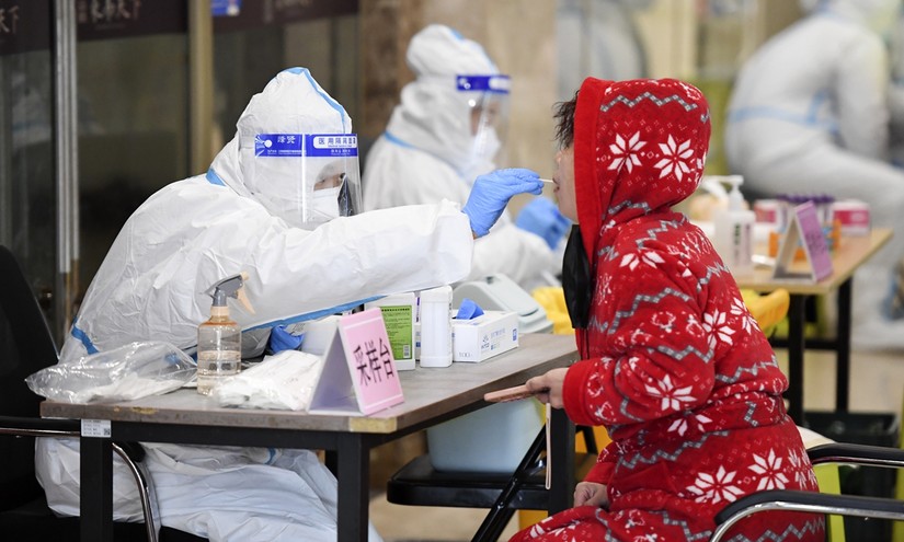 Người d&acirc;n tại Trường Xu&acirc;n, tỉnh C&aacute;t L&acirc;m thực hiện x&eacute;t nghiệm PCR. Ảnh: VCG