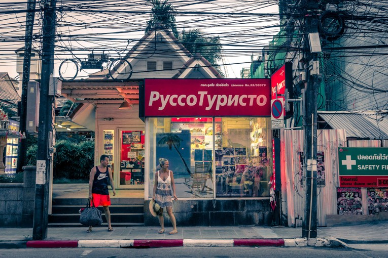 Một c&ocirc;ng ty lữ h&agrave;nh phục vụ kh&aacute;ch du lịch Nga ở Phuket, Th&aacute;i Lan. Ảnh: Shutterstock