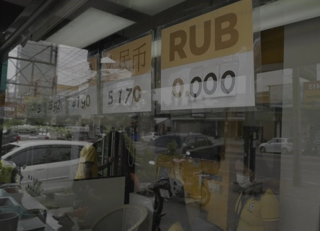 Một điểm giao dịch tiền tệ ở Pattaya (Th&aacute;i Lan) ni&ecirc;m yết gi&aacute; trị của đồng Rub ở mức 0. Ảnh: SCMP