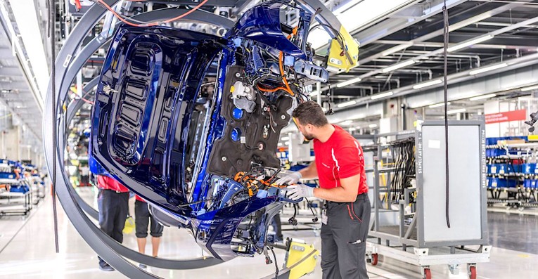 D&acirc;y chuyền lắp r&aacute;p Taycan của Porsche đ&atilde; bị ngừng hoạt động do thiếu d&acirc;y điện của Ukraine cung cấp. Ảnh: Porsche