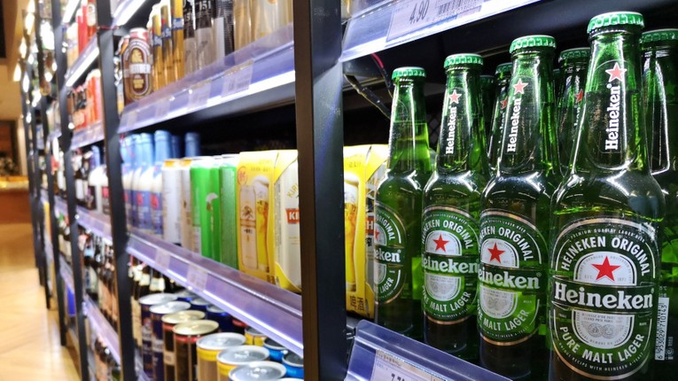 Heineken v&agrave; rất nhiều thương hiệu tr&ecirc;n thế giới đ&atilde; chịu sức &eacute;p lớn, khiến họ phải ra th&ocirc;ng b&aacute;o ngừng kinh doanh tại Nga. Ảnh: Getty Images