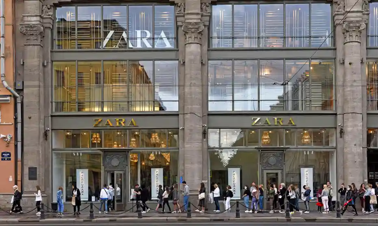 Một cửa h&agrave;ng Zara ở St Petersburg, Nga. Inditex cho biết 9.000 nh&acirc;n vi&ecirc;n của họ sẽ nhận được một kế hoạch hỗ trợ. Ảnh: Alamy