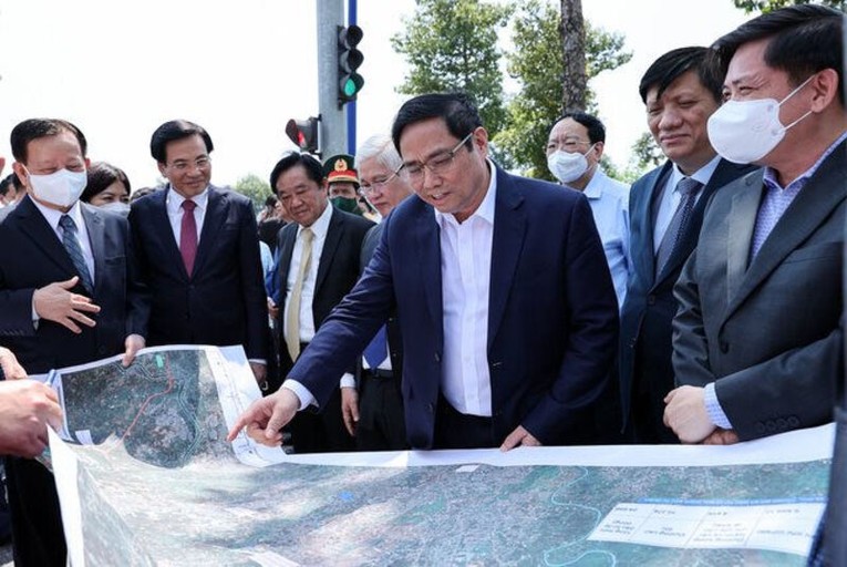 Thủ tướng Phạm Minh Ch&iacute;nh kiểm tra, nghe b&aacute;o c&aacute;o dự &aacute;n quy hoạch mạng lưới giao th&ocirc;ng tỉnh B&igrave;nh Dương với c&aacute;c tỉnh l&acirc;n cận.