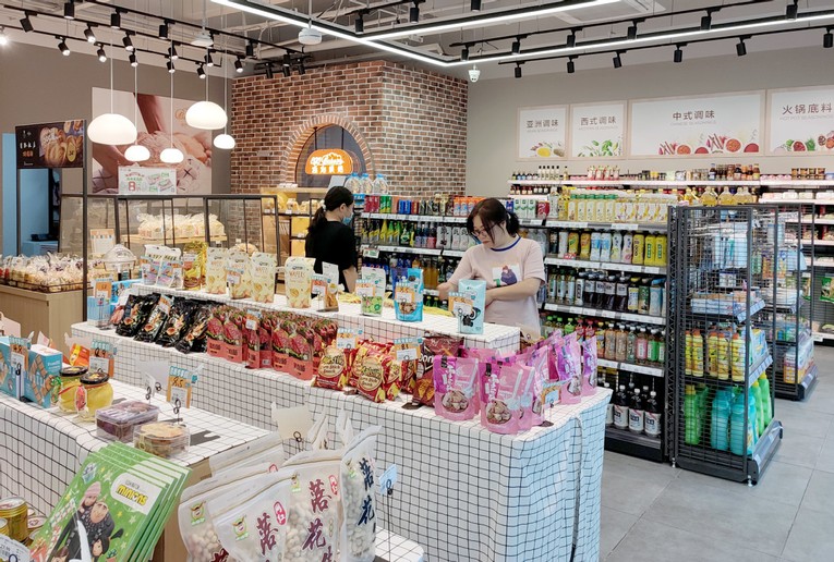 Kh&aacute;ch h&agrave;ng tại một cửa h&agrave;ng tiện lợi tại Thượng Hải, Trung Quốc. Ảnh: China Daily