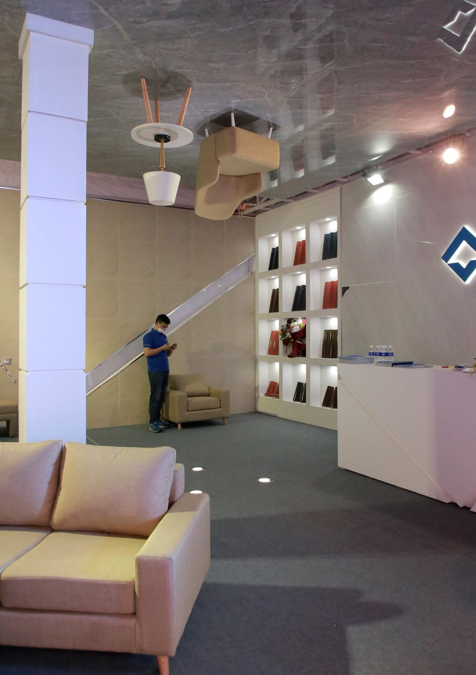 Gian h&agrave;ng gạch ốp l&aacute;t CMC với thiết kế &uacute;p ngược. Ảnh: Thảo Ng&acirc;n