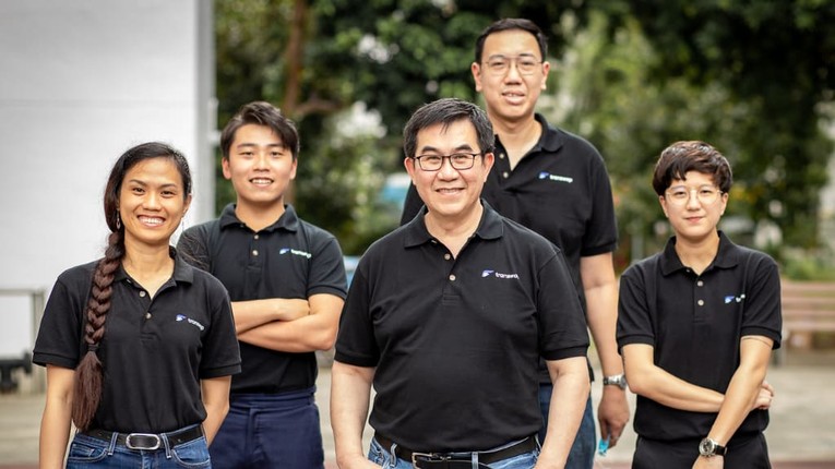 &Ocirc;ng Benjamin Wong (giữa), Gi&aacute;m đốc điều h&agrave;nh của startup fintech TranSwap c&ugrave;ng c&aacute;c nh&acirc;n vi&ecirc;n của c&ocirc;ng ty. Ảnh: TranSwap
