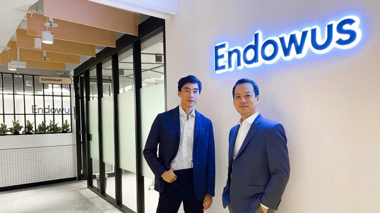 Gregory Van (b&ecirc;n tr&aacute;i) - Gi&aacute;m đốc điều h&agrave;nh của startup fintech Endowus. Ảnh: Nikkei Asia