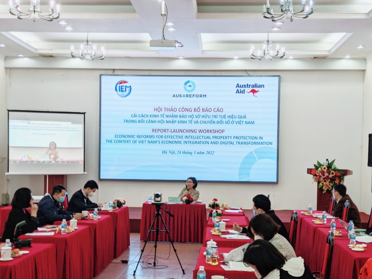 TS. Trần Thị Hồng Minh, Viện trưởng CIEM ph&aacute;t biểu tại Hội thảo c&ocirc;ng bố b&aacute;o c&aacute;o &ldquo;Cải c&aacute;ch kinh tế nhằm bảo hộ sở hữu tr&iacute; tuệ hiệu quả trong bối cảnh hội nhập kinh tế v&agrave; chuyển đổi số ở Việt Nam&rdquo;