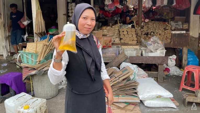 Dầu ăn được b&aacute;n theo t&uacute;i kh&ocirc;ng c&oacute; nh&atilde;n m&aacute;c tại Indonesia. Ảnh: CNA