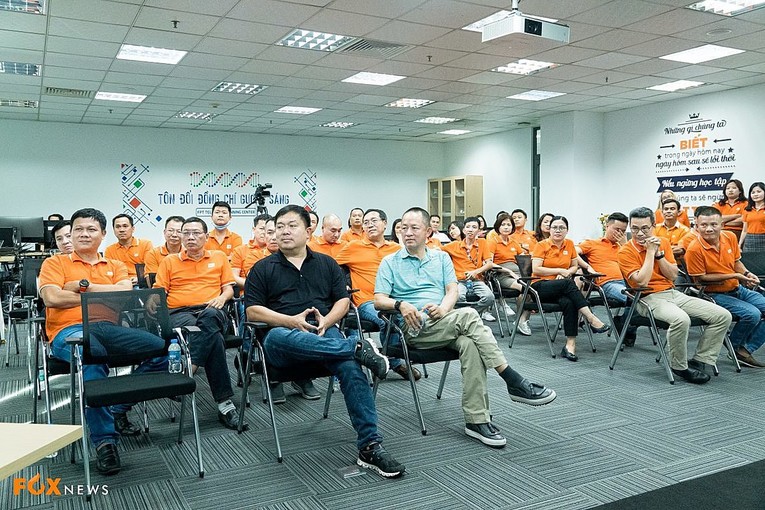 &Ocirc;ng Trương Đ&igrave;nh Anh (&aacute;o xanh) trong sự kiện talkshow của FPT Telecom h&ocirc;m 21/3. Ảnh: FOX News