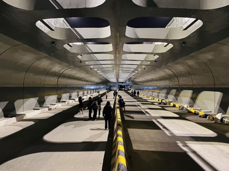 Th&ocirc;ng xe hầm chui c&oacute; giếng trời độc lạ. Ảnh: Tiền phong.