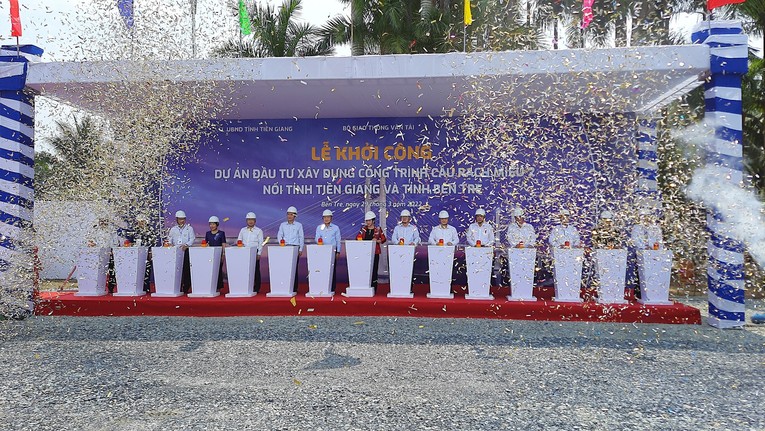 Khởi c&ocirc;ng x&acirc;y dựng cầu Rạch Miễu 2. Ảnh: Thanh ni&ecirc;n