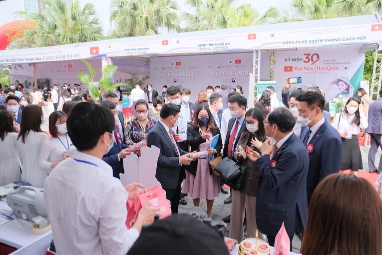 Tại sự kiện &ldquo;Gặp gỡ Thanh H&oacute;a &ndash; H&agrave;n Quốc&rdquo;, d&acirc;u t&acirc;y H&agrave;n Quốc được c&aacute;c đại biểu đ&aacute;nh gi&aacute; cao về chất lượng lẫn h&igrave;nh thức