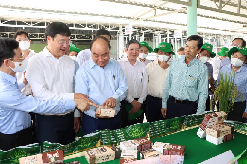 Chủ tịch nước thăm khu trưng b&agrave;y sản phẩm mới của VINARICE. Ảnh: Vinaseed