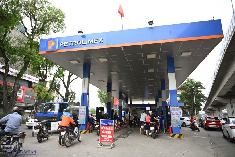 Gi&aacute; xăng c&oacute; phi&ecirc;n giảm thứ 2 li&ecirc;n tiếp kể từ đầu năm. Ảnh: Qu&aacute;ch Sơn.