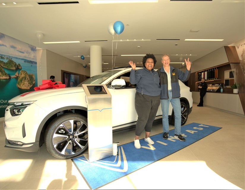 Những kh&aacute;ch h&agrave;ng đầu ti&ecirc;n nhận xe tại cửa h&agrave;ng VinFast Berkeley, California.