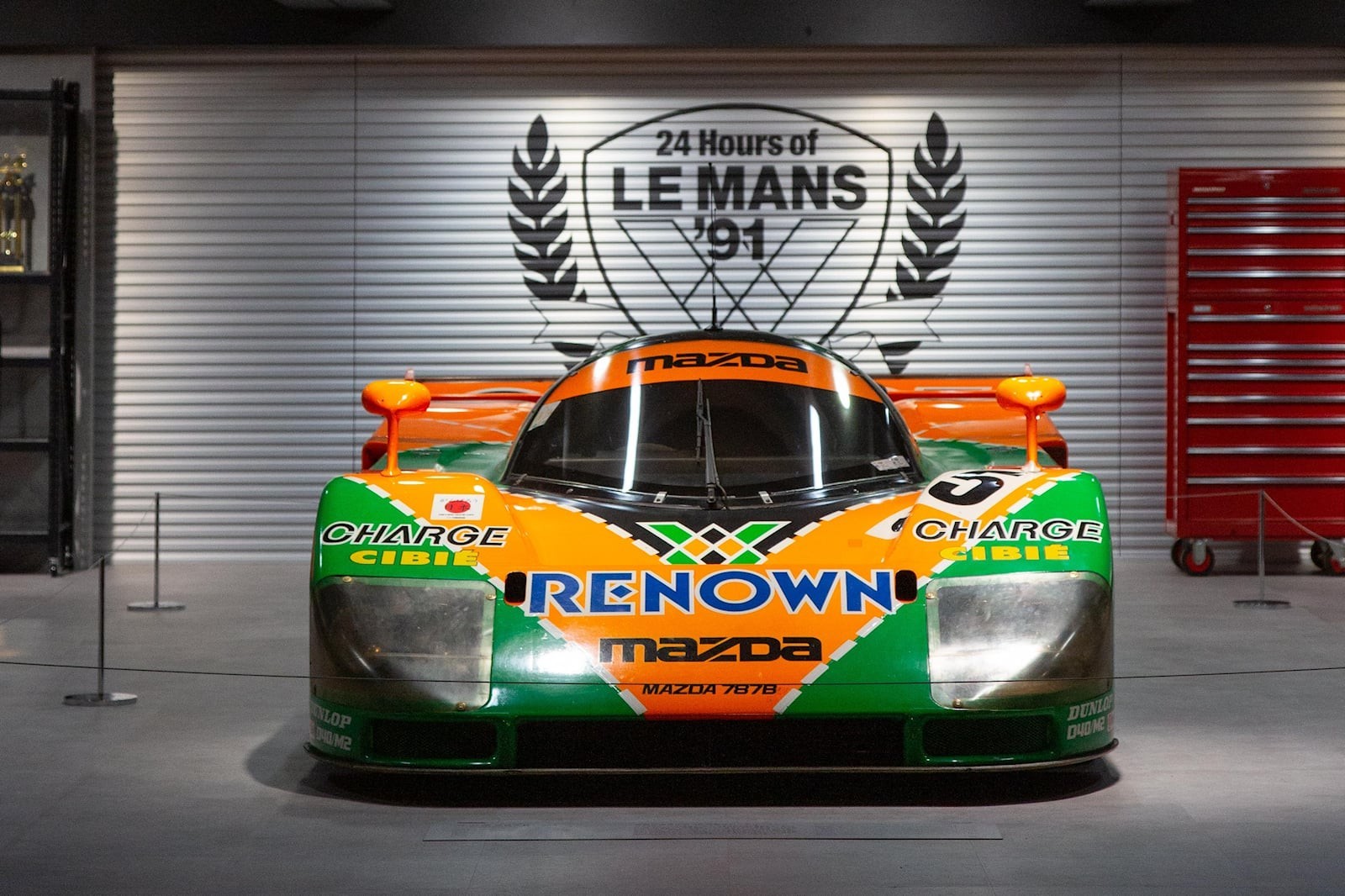 Chiếc 787B được đặt trong một kh&ocirc;ng gian trưng b&agrave;y theo phong c&aacute;ch garage cho d&acirc;n chuy&ecirc;n.