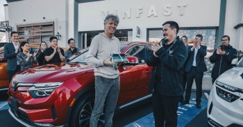 Cảm nhận của khách khàng Mỹ nhận bàn giao xe VinFast VF 8: "Đáng để chờ đợi"