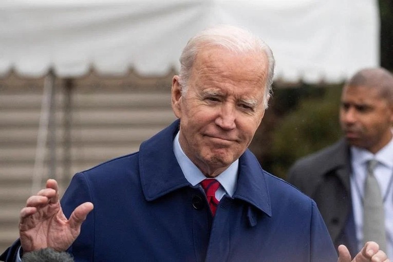 Tổng thống Joe Biden trả lời c&acirc;u hỏi của c&aacute;c ph&oacute;ng vi&ecirc;n, trước khi rời Nh&agrave; Trắng, ng&agrave;y 3/3. Ảnh: AFP