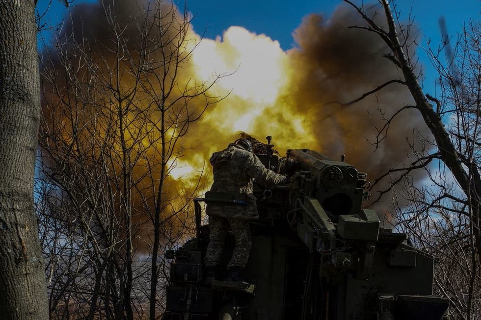 Binh l&iacute;nh Ukraine bắn ph&aacute;o tự h&agrave;nh 2S5 Giatsint-S về ph&iacute;a qu&acirc;n đội Nga b&ecirc;n ngo&agrave;i thị trấn tiền tuyến Bakhmut. Ảnh: Reuters