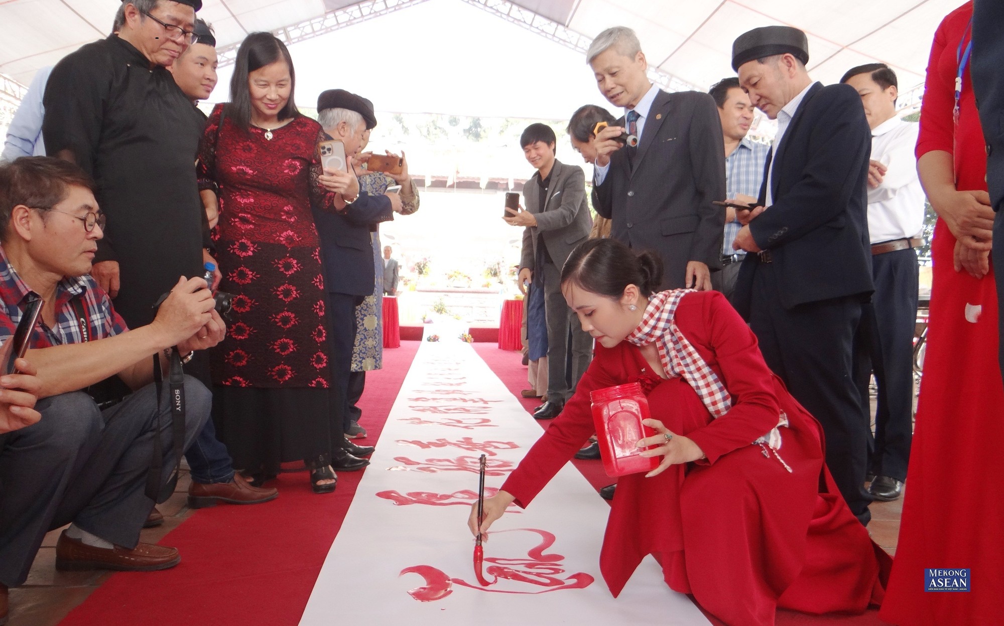 Tr&igrave;nh diễn v&agrave; giao lưu nghệ thuật viết thư ph&aacute;p.