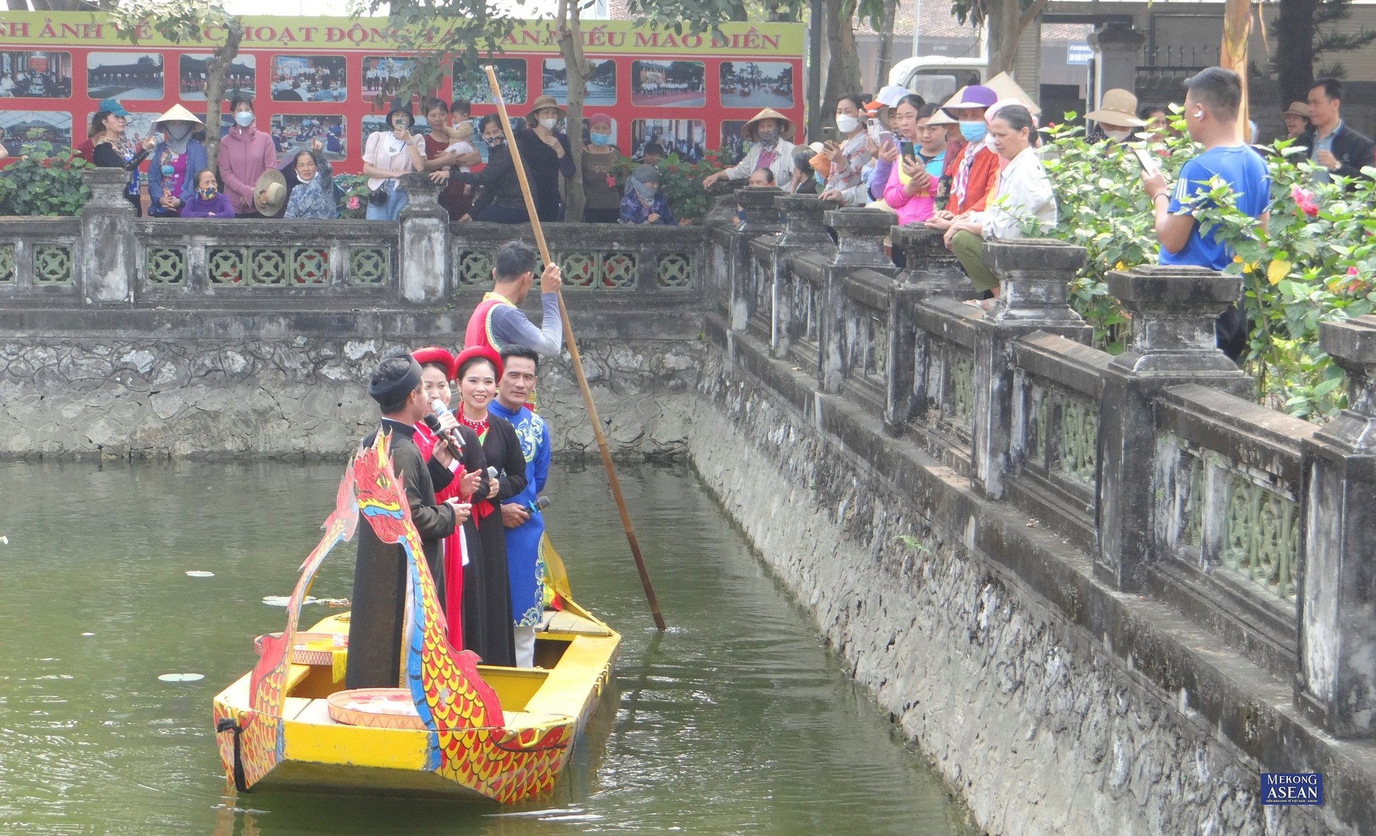 H&aacute;t quan họ trong khu&ocirc;n vi&ecirc;n di t&iacute;ch Văn miếu Mao Điền.