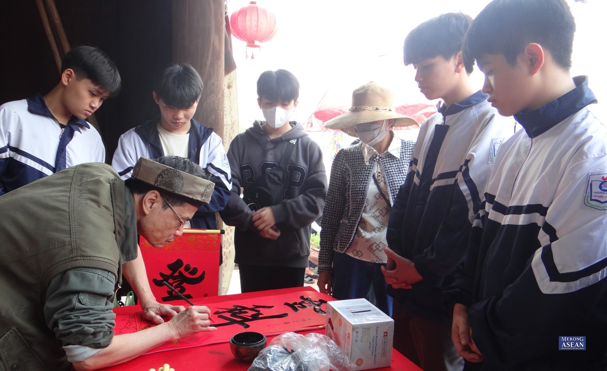 Thầy đồ cho chữ tại lễ hội.