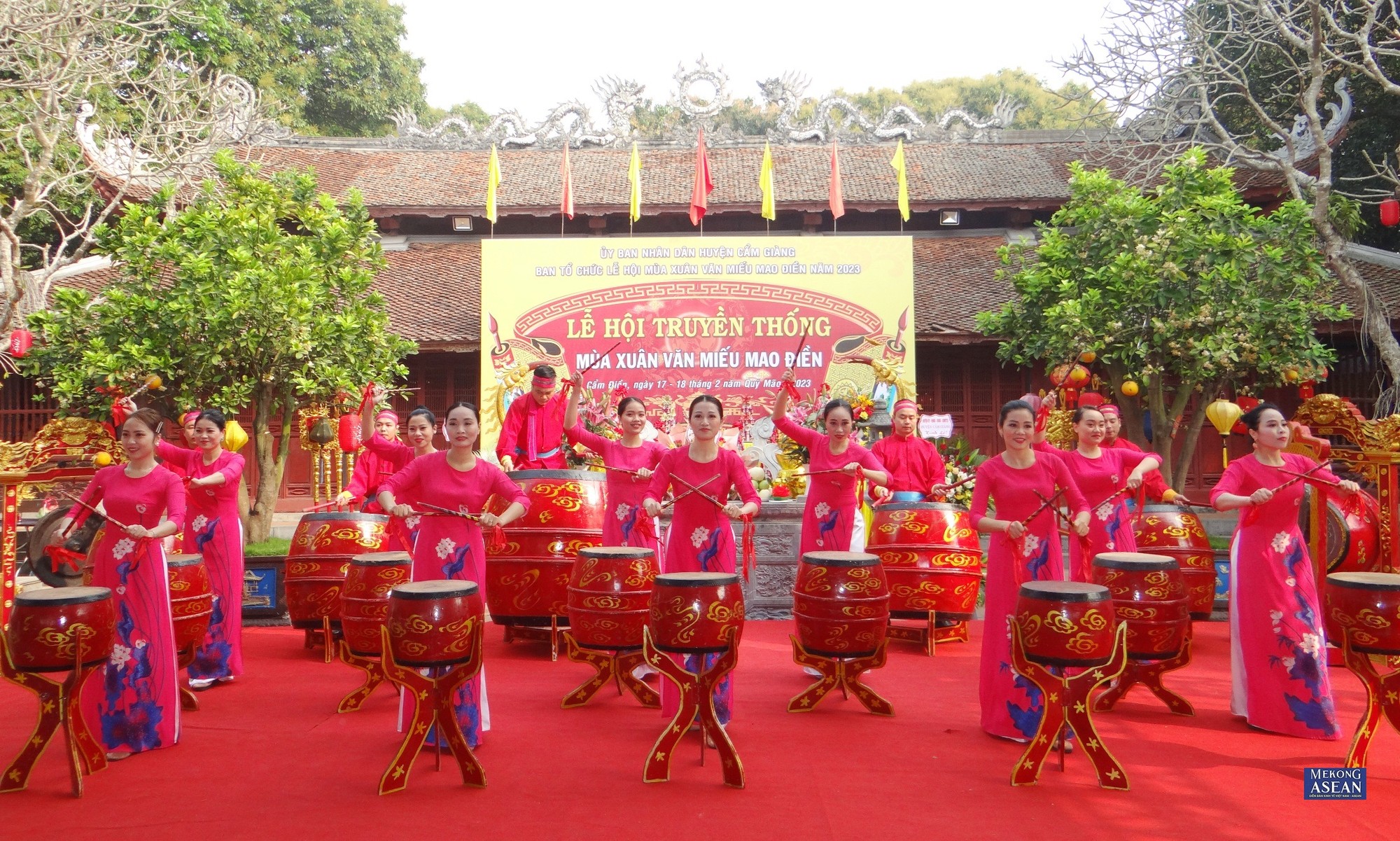 M&agrave;n trống khai hội.